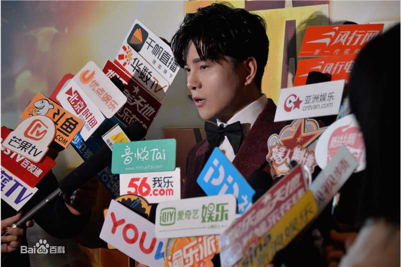 罗翔接受媒体群访图片图集