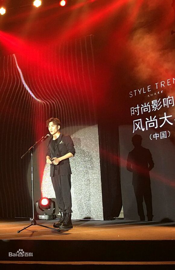 罗翔接受媒体群访图片图集