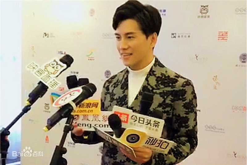 罗翔接受媒体群访图片图集