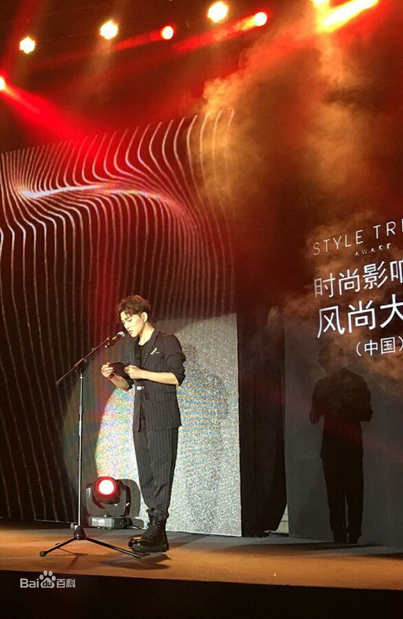 罗翔接受媒体群访图片图集