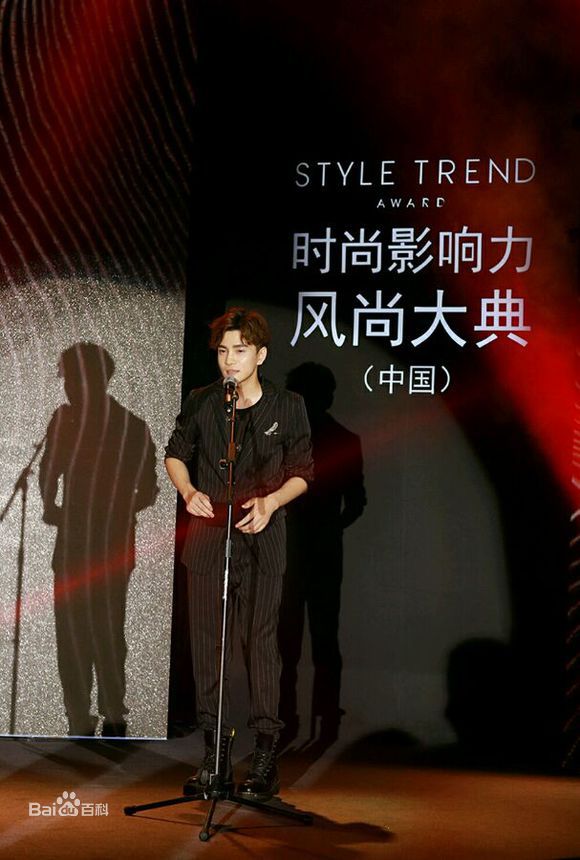 罗翔接受媒体群访图片图集