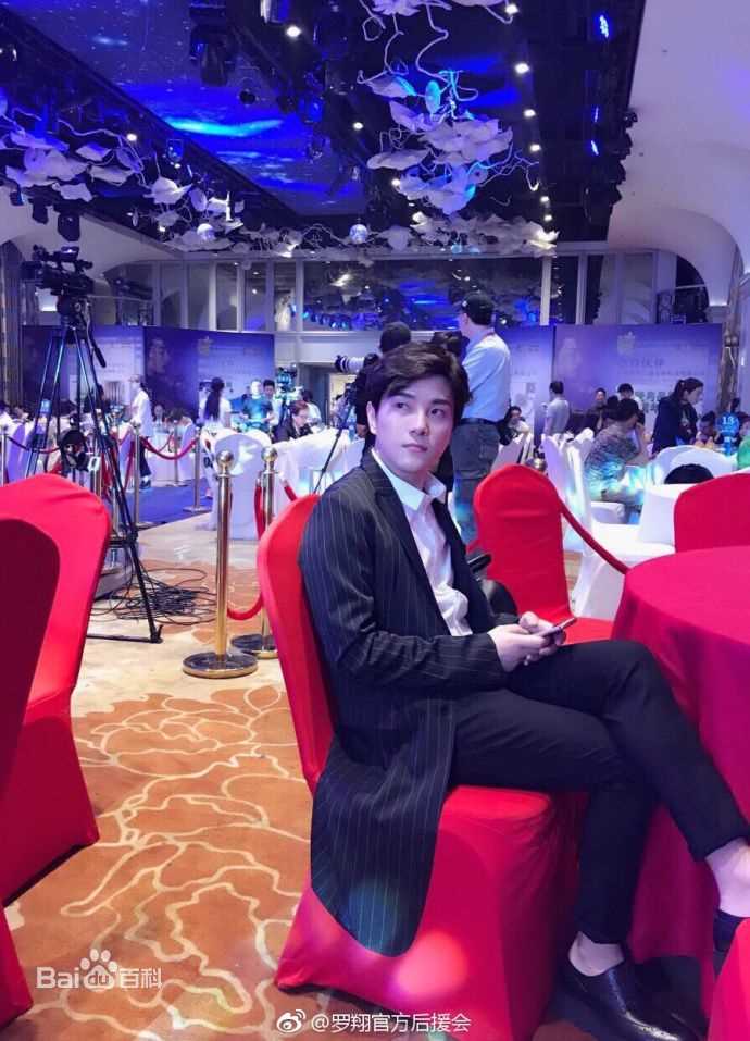 罗翔接受媒体群访图片图集