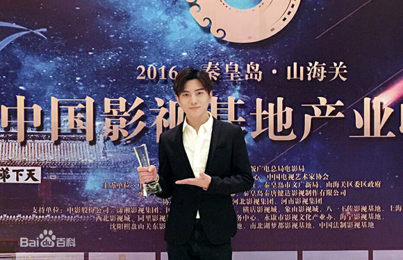 罗翔接受媒体群访图片图集