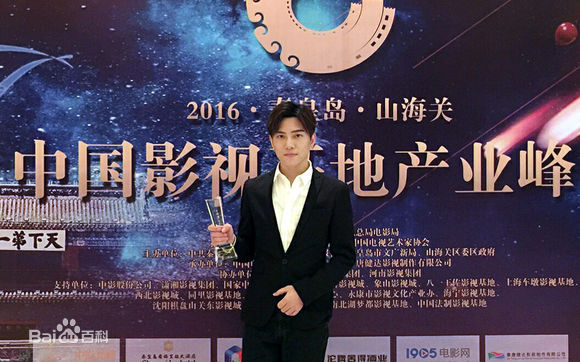 罗翔接受媒体群访图片图集