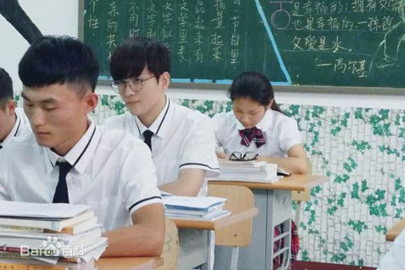 罗翔出席时尚颁奖典礼素颜照相册