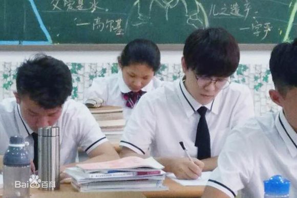 罗翔出席时尚颁奖典礼素颜照相册