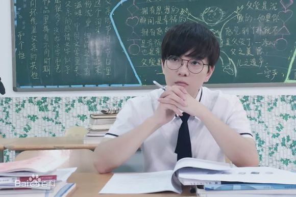 罗翔出席时尚颁奖典礼素颜照相册