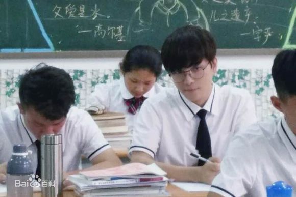 罗翔出席时尚颁奖典礼素颜照相册