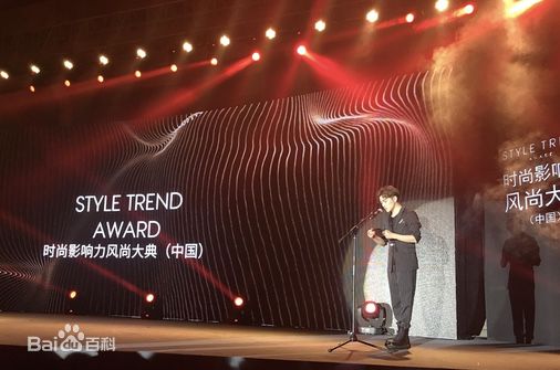 罗翔出席时尚颁奖典礼素颜照相册