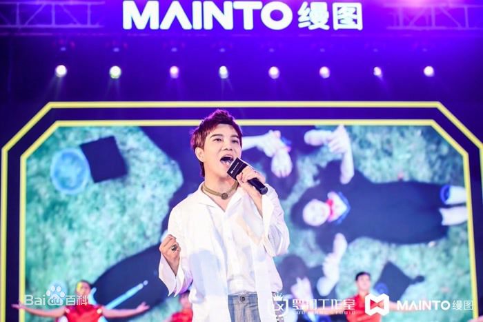 罗翔舞台照壁纸壁纸