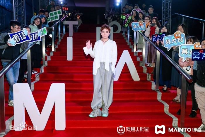 罗翔舞台照壁纸壁纸