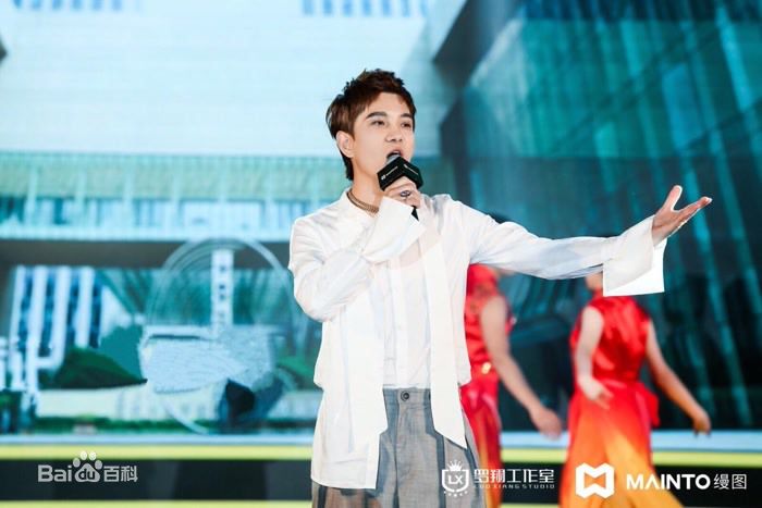 罗翔舞台照壁纸壁纸