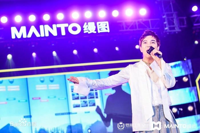 罗翔舞台照壁纸壁纸