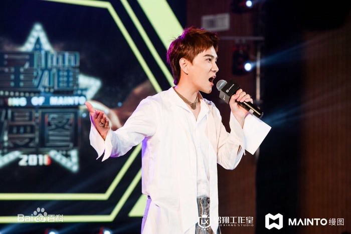 罗翔舞台照壁纸壁纸