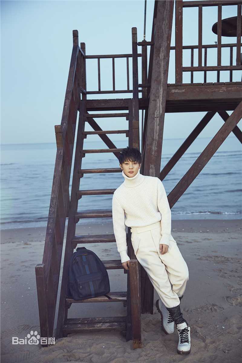 李俊辰街拍前后照片