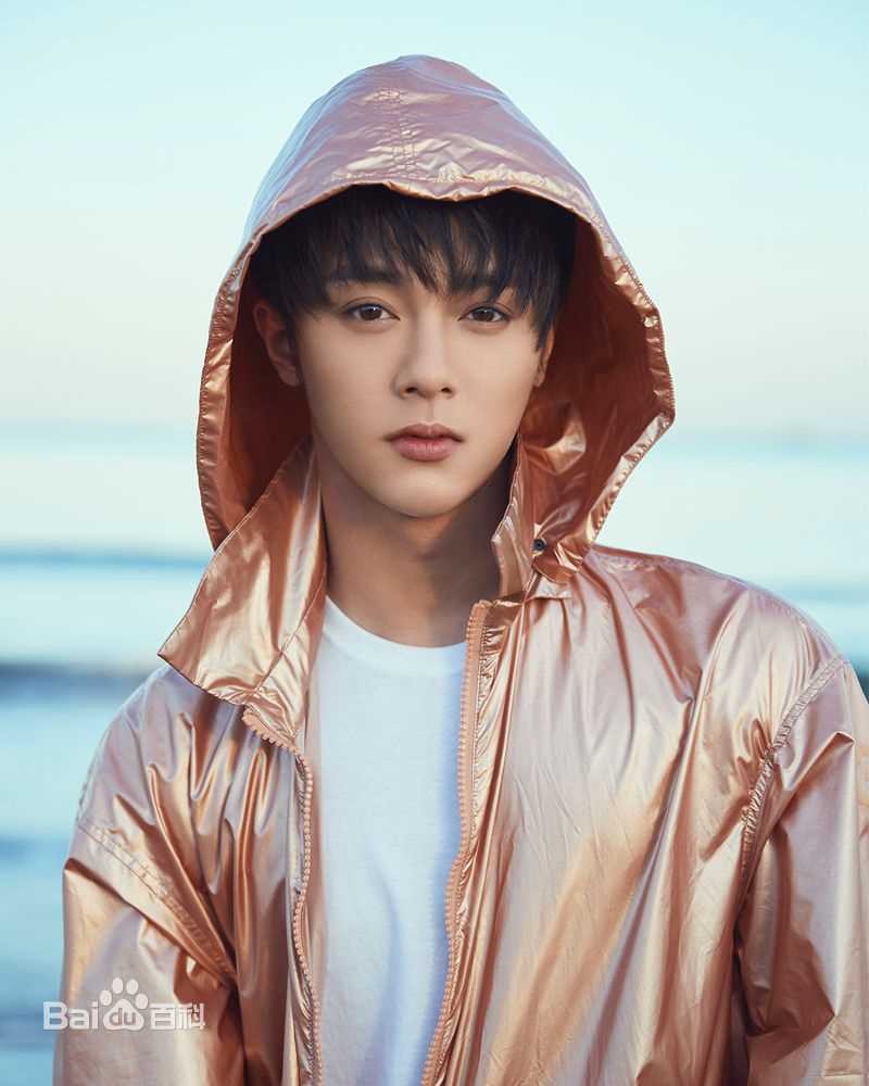 李俊辰街拍前后照片