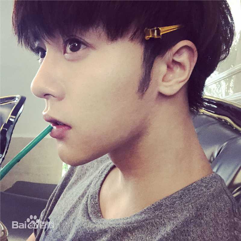 李俊辰生活照壁纸壁纸