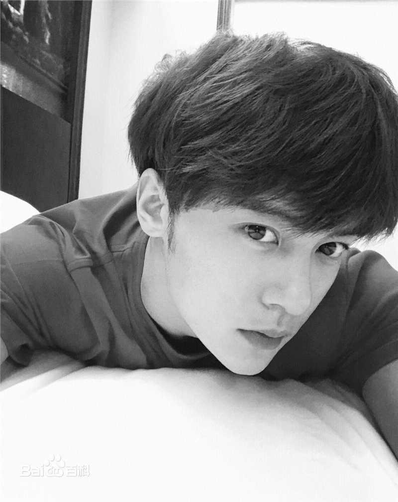 李俊辰生活照壁纸壁纸