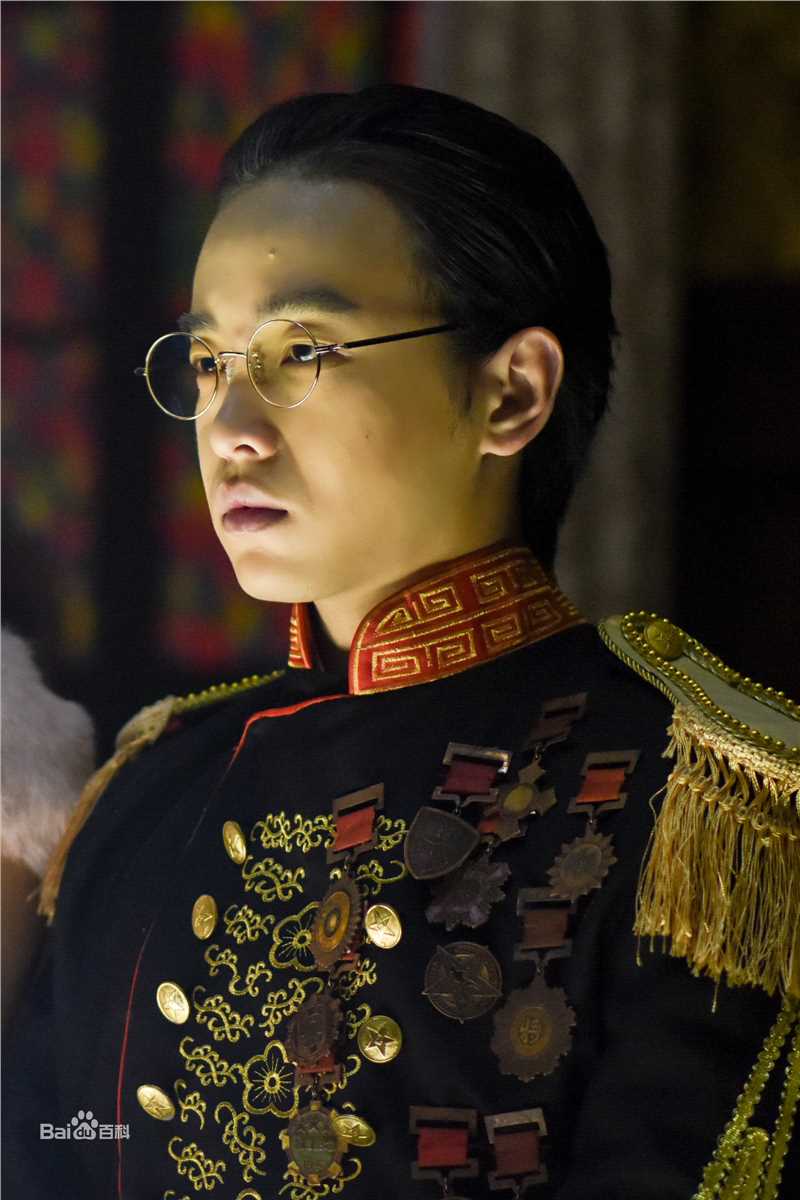 彭昱畅演员的诞生前后照片