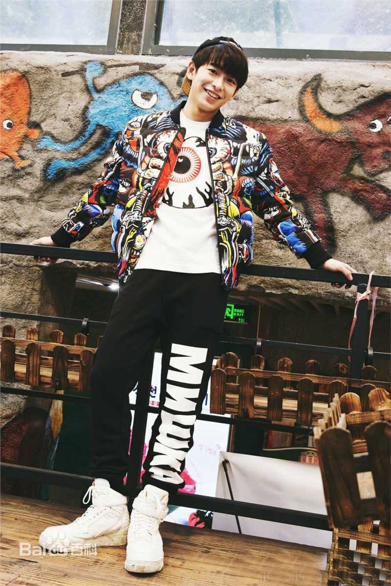 彭昱畅个人照素颜照相册