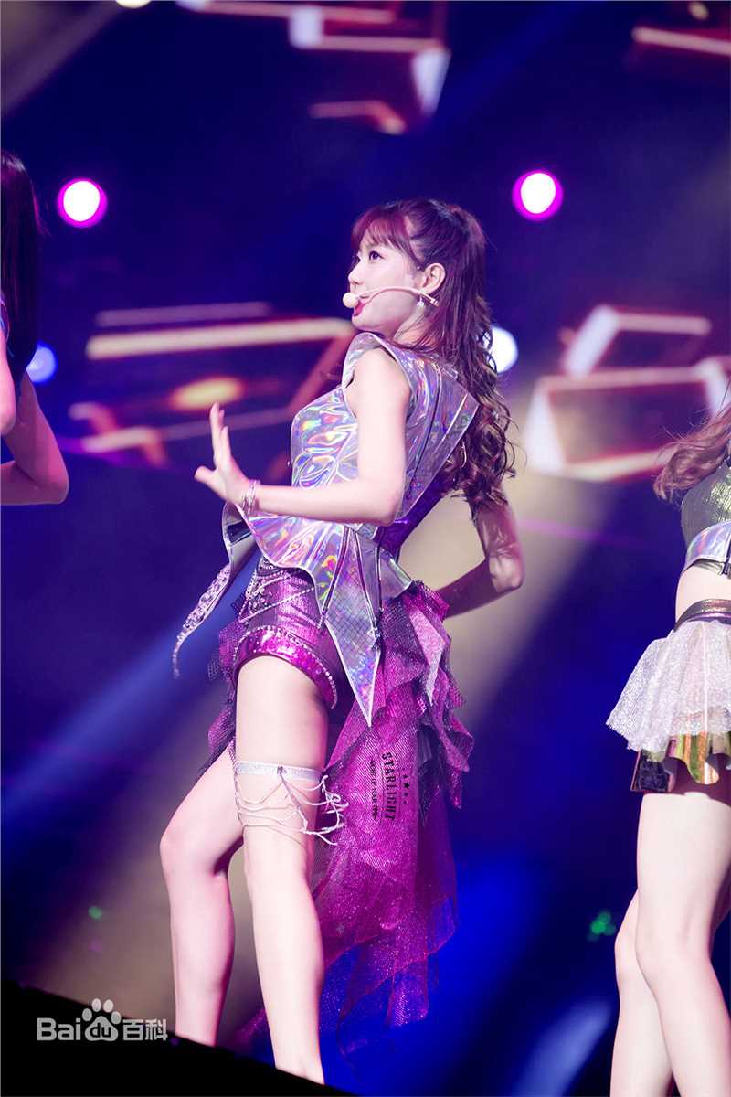 李艺彤(カチューシャガ，whitehairpin)演唱会前后照片
