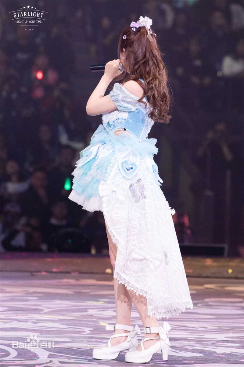 李艺彤(カチューシャガ，whitehairpin)演唱会前后照片