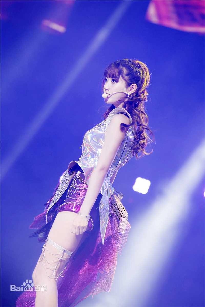李艺彤(カチューシャガ，whitehairpin)演唱会前后照片