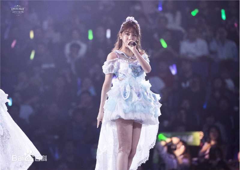 李艺彤(カチューシャガ，whitehairpin)演唱会前后照片