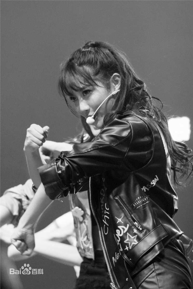 李艺彤(カチューシャガ，whitehairpin)演唱会前后照片