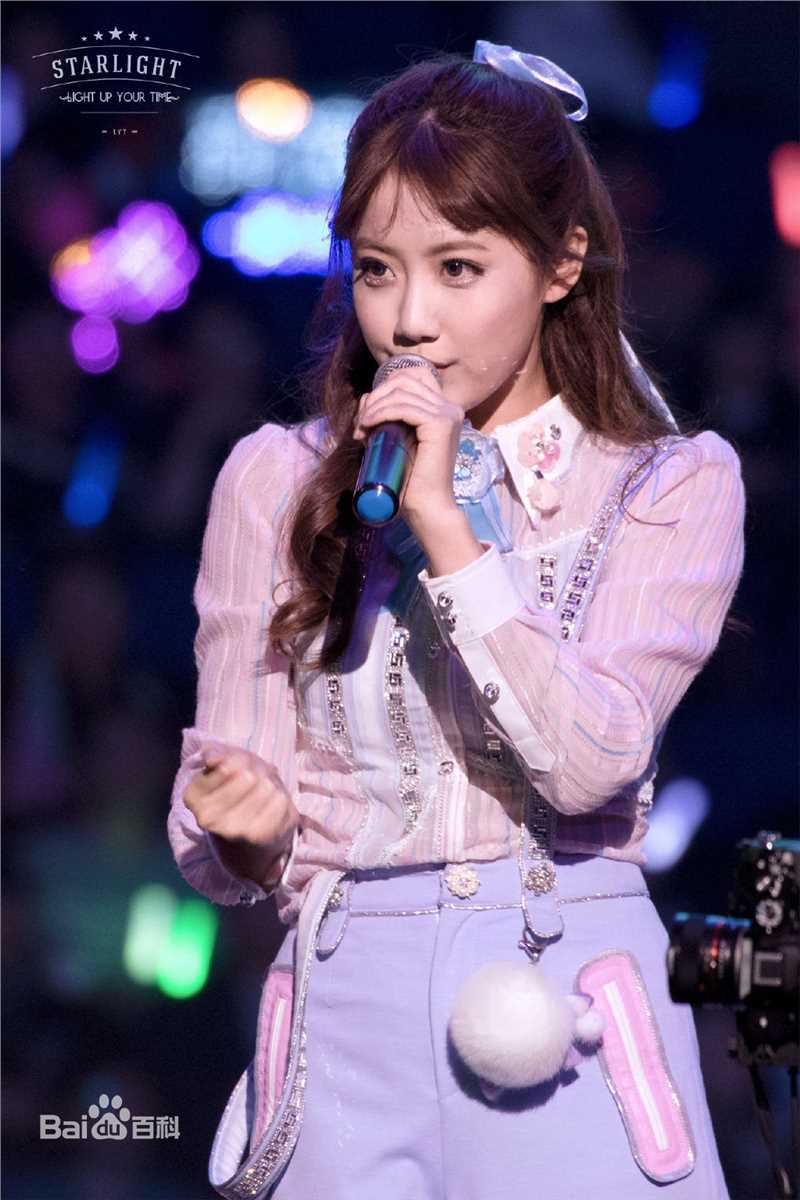 李艺彤(カチューシャガ，whitehairpin)演唱会前后照片