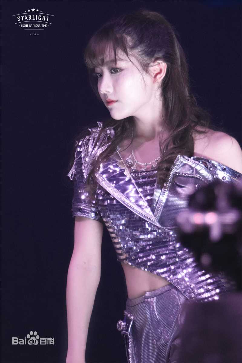 李艺彤(カチューシャガ，whitehairpin)演唱会前后照片