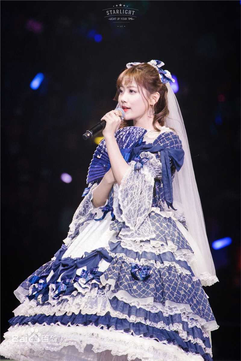 李艺彤(カチューシャガ，whitehairpin)演唱会前后照片