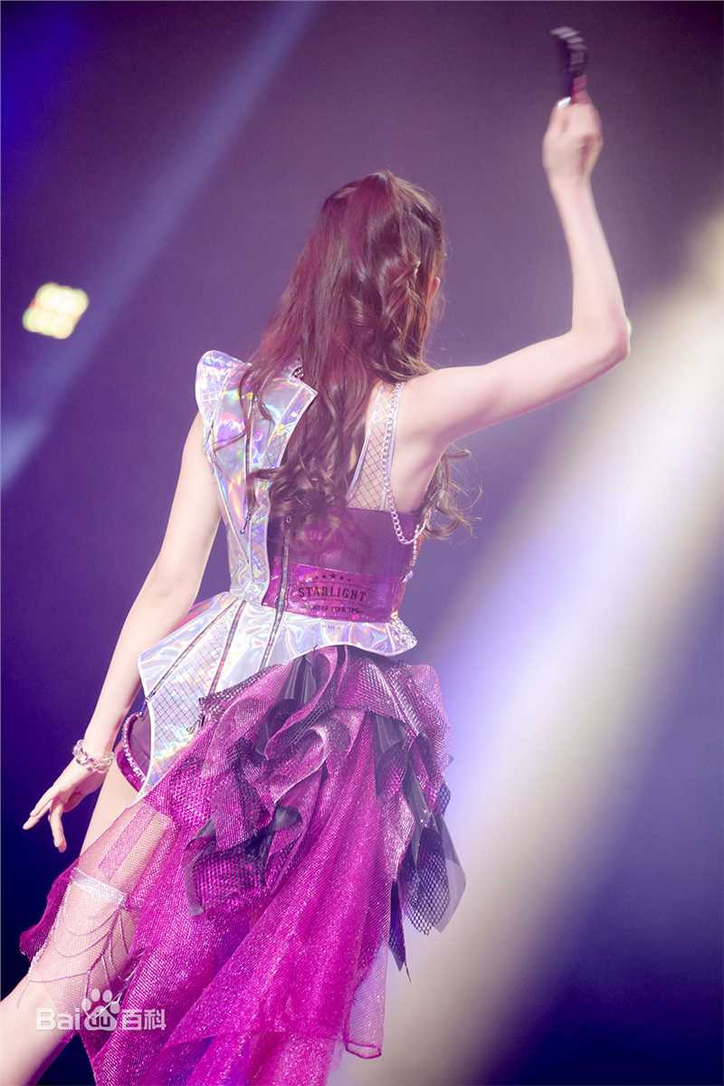 李艺彤(カチューシャガ，whitehairpin)演唱会前后照片