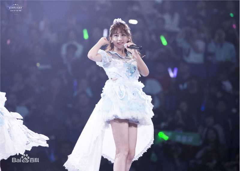 李艺彤(カチューシャガ，whitehairpin)演唱会前后照片