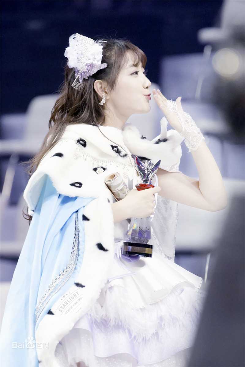 李艺彤(カチューシャガ，whitehairpin)演唱会前后照片