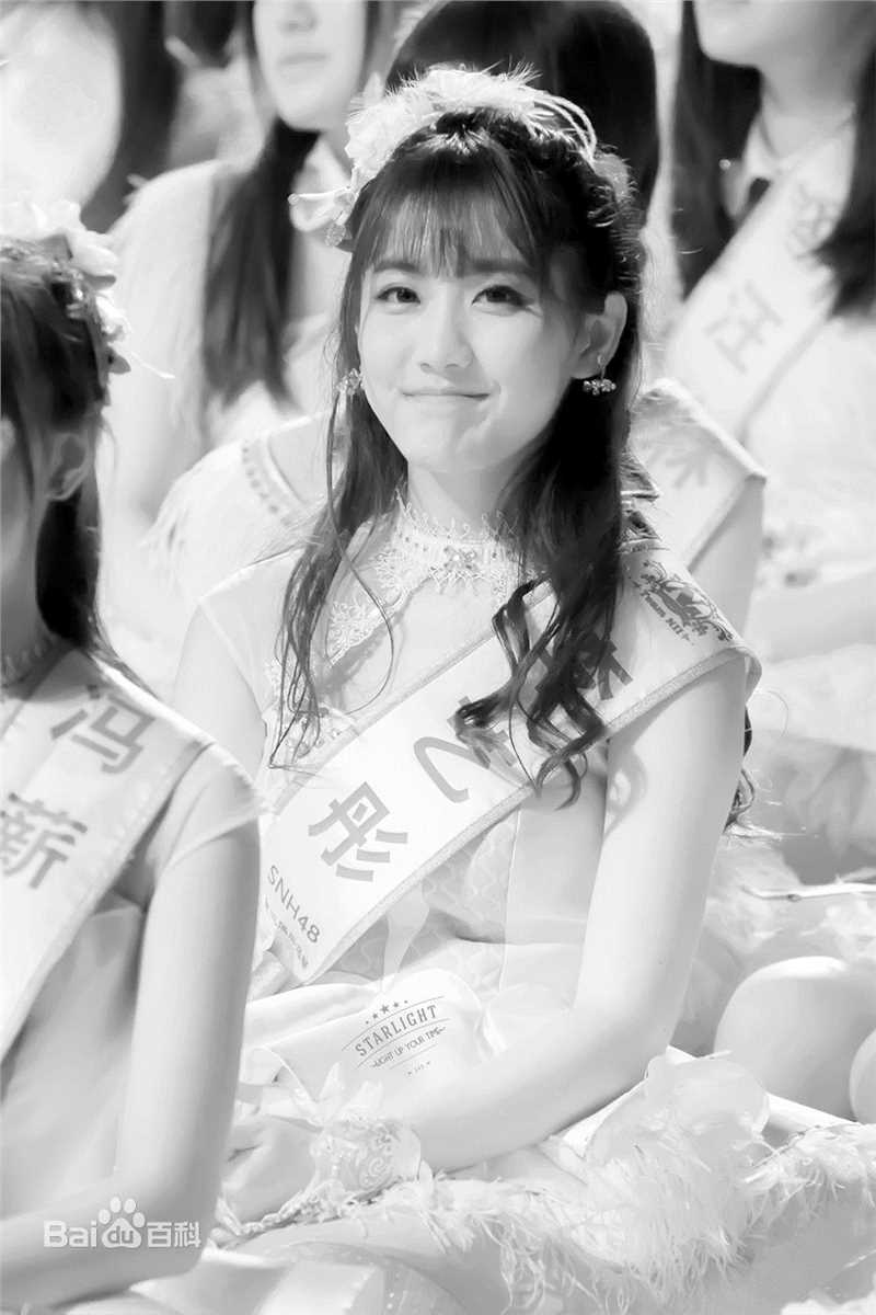 李艺彤(カチューシャガ，whitehairpin)演唱会前后照片