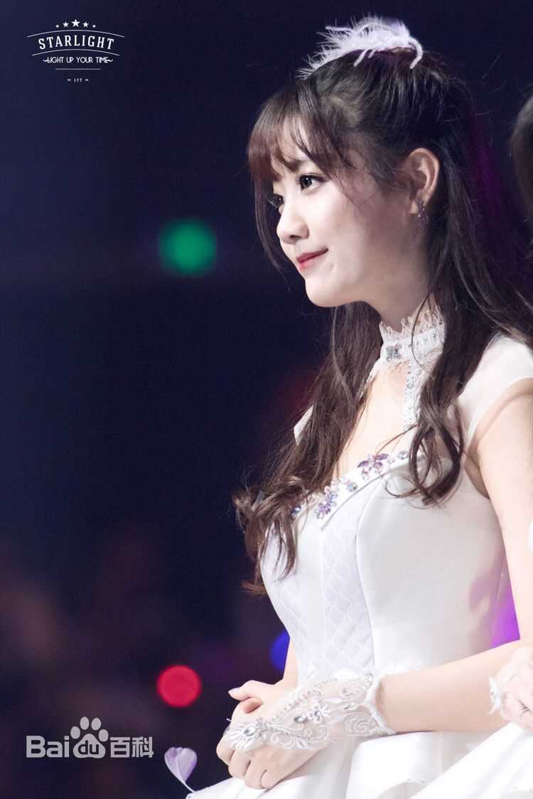 李艺彤(カチューシャガ，whitehairpin)演唱会前后照片