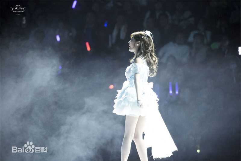 李艺彤(カチューシャガ，whitehairpin)演唱会前后照片
