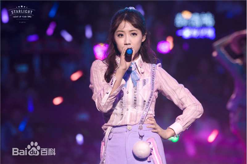 李艺彤(カチューシャガ，whitehairpin)演唱会前后照片