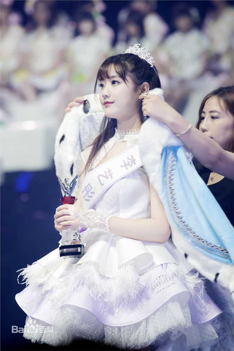 李艺彤(カチューシャガ，whitehairpin)演唱会前后照片