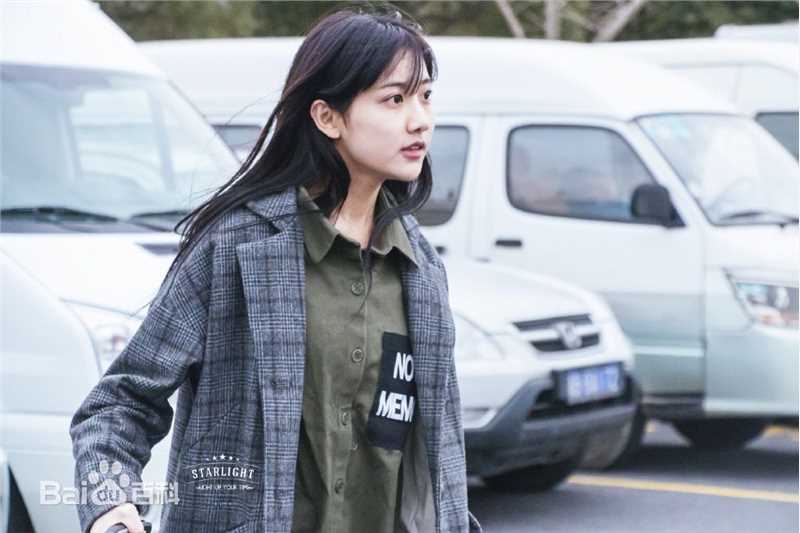 李艺彤(カチューシャガ，whitehairpin)机场照片壁纸壁纸