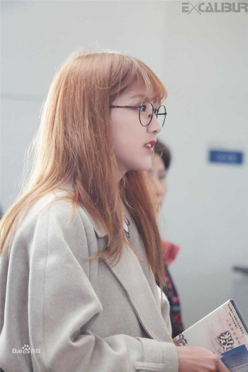 李艺彤(カチューシャガ，whitehairpin)机场照片壁纸壁纸