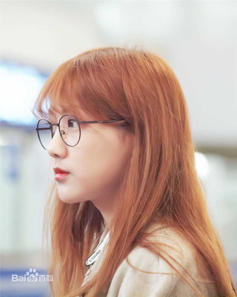 李艺彤(カチューシャガ，whitehairpin)机场照片壁纸壁纸