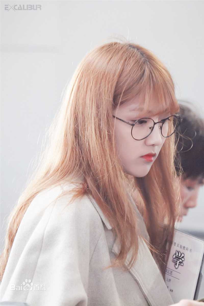 李艺彤(カチューシャガ，whitehairpin)机场照片壁纸壁纸