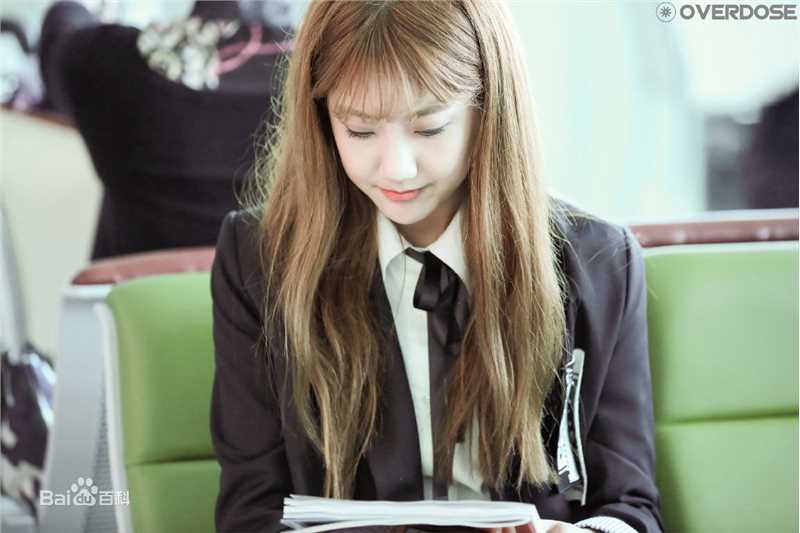 李艺彤(カチューシャガ，whitehairpin)机场照片壁纸壁纸