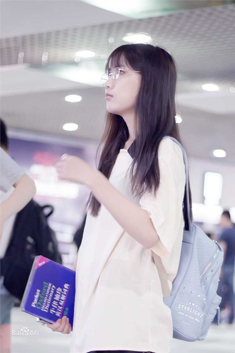 李艺彤(カチューシャガ，whitehairpin)机场照片壁纸壁纸