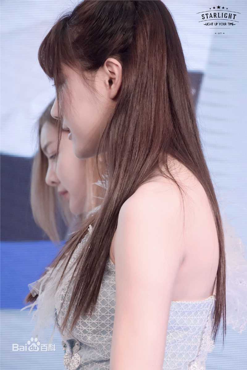 李艺彤(カチューシャガ，whitehairpin)剧场 活动素颜照壁纸