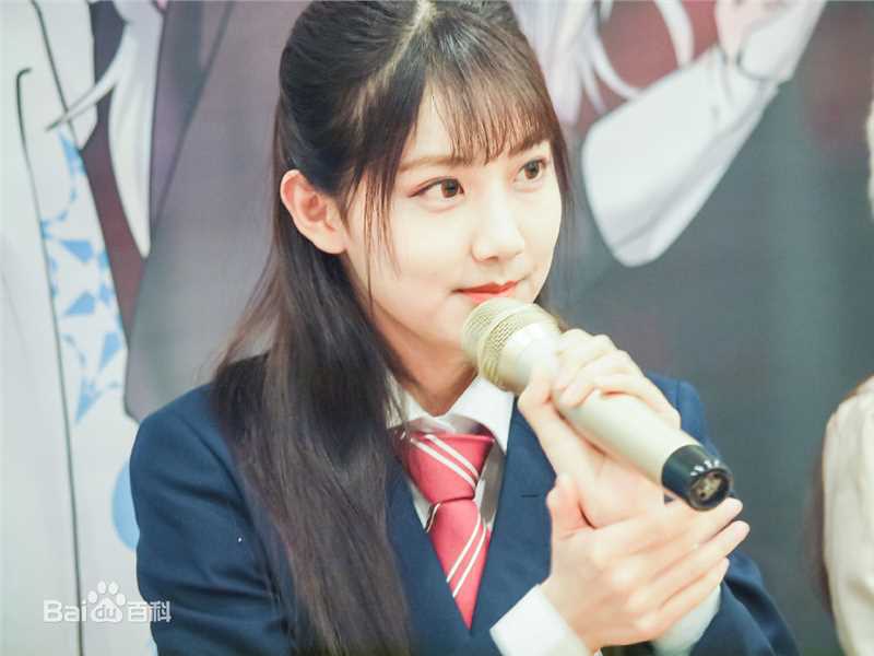 李艺彤(カチューシャガ，whitehairpin)剧场 活动素颜照壁纸