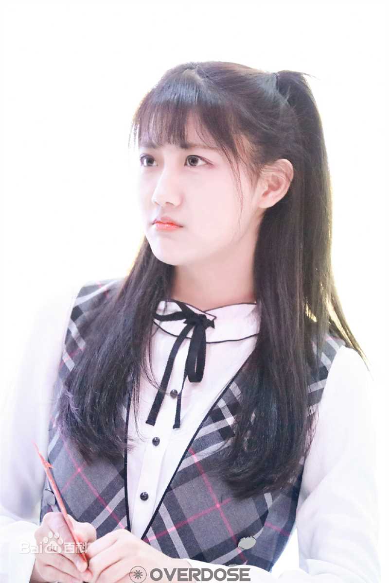 李艺彤(カチューシャガ，whitehairpin)剧场 活动素颜照壁纸