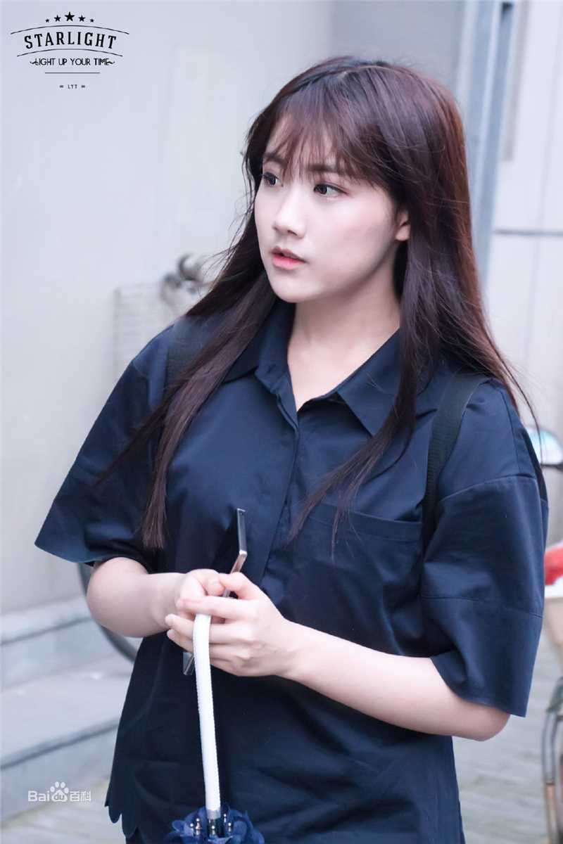 李艺彤(カチューシャガ，whitehairpin)剧场 活动素颜照壁纸